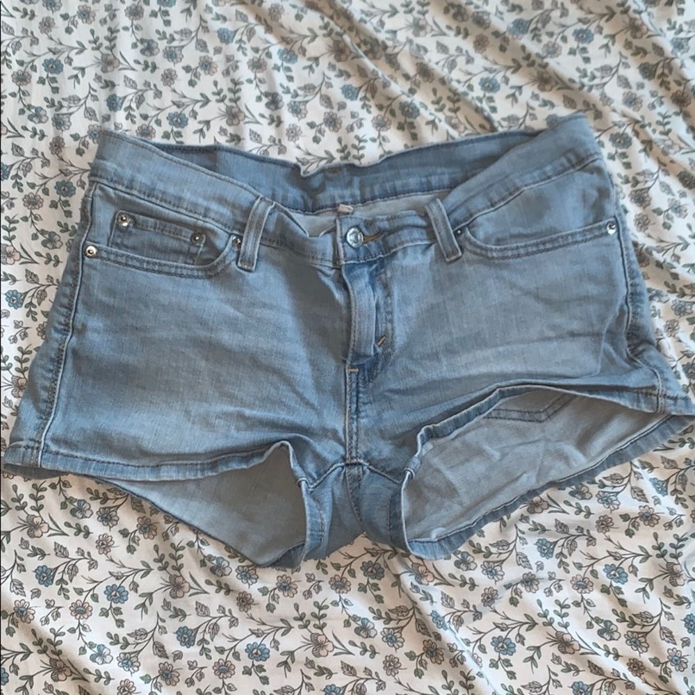 MID RISE LEVI SHORTS // SIZE 29